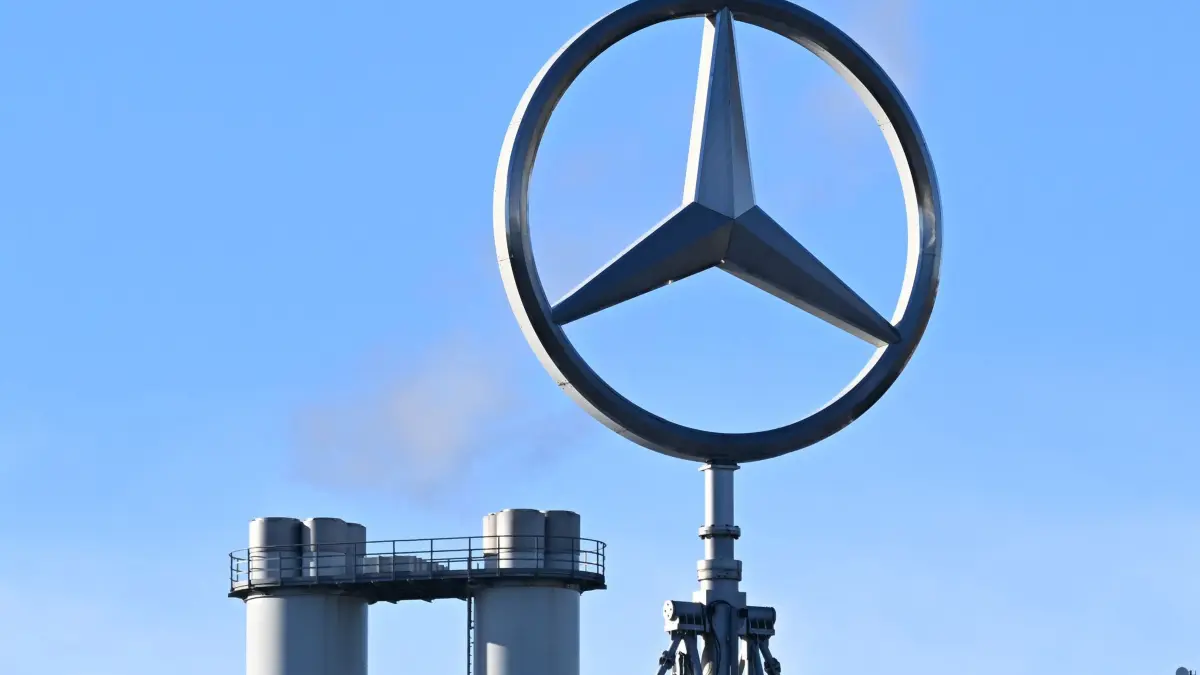 Mercedes-Benz Group AG -Zahlen für das dritte Quartal: Der Mercedes Stern, das Marken Logo des Fahrzeugherstellers Mercedes-Benz, dreht sich auf einem Gebäude am Stammwerk. (zu dpa: «Mercedes-Benz reaktiviert Abfindungsprogramm in Deutschland»)
