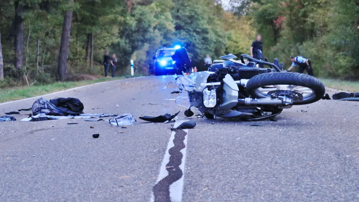 Schwerer Motorradunfall bei Rudersberg: Rettungshubschrauber im Einsatz - Zweirad kollediert mit PKW