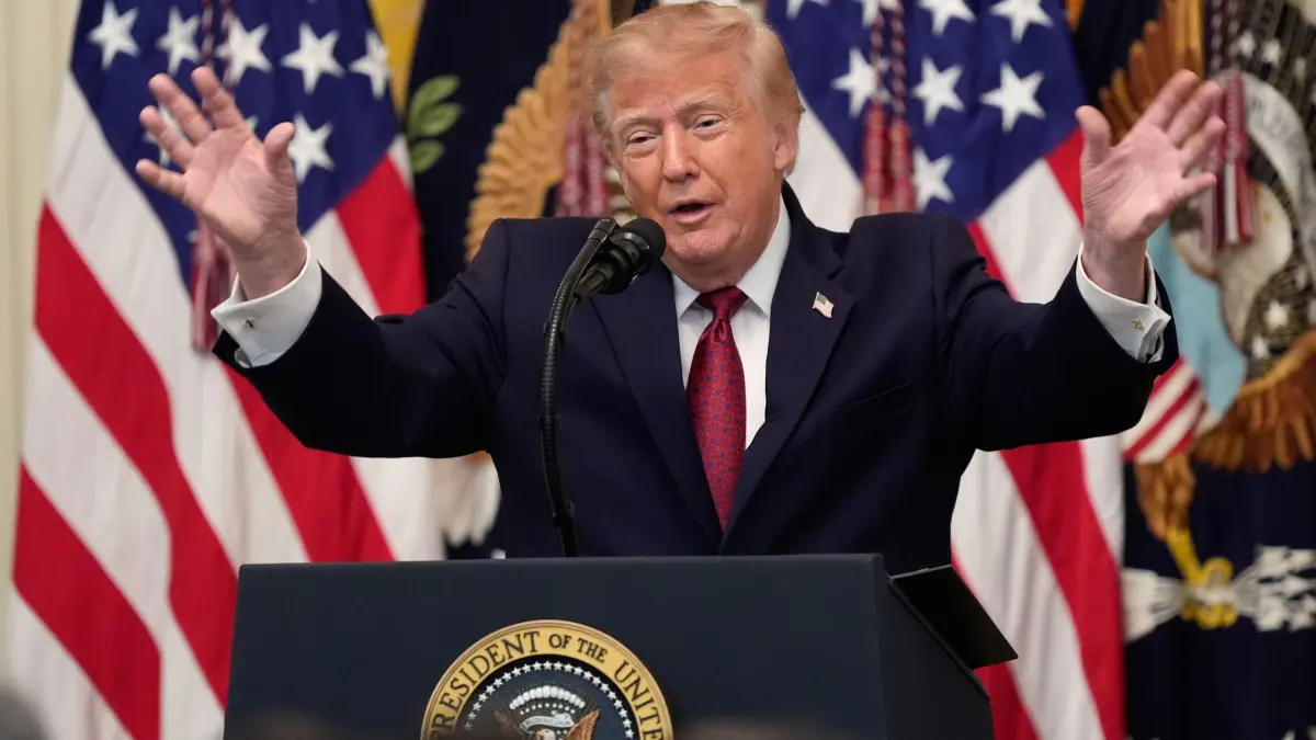 US-Präsident Trump: 30.09.2026, USA, Washington: US-Präsident Donald Trump hält im East Room des Weißen Hauses eine Rede anlässlich einer Veranstaltung zum Hispanic Heritage Month. Foto: Manuel Balce Ceneta/AP/dpa +++ dpa-Bildfunk +++