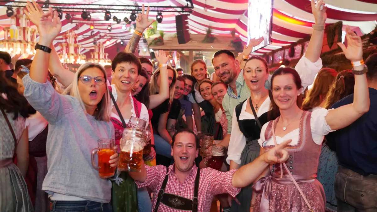 Die Krüge hoch! Zu Hits des Schlagersängers Markus Rotano und der Münchner Partyband Bandits feierten die Partygäste bis in die späten Abendstunden.
