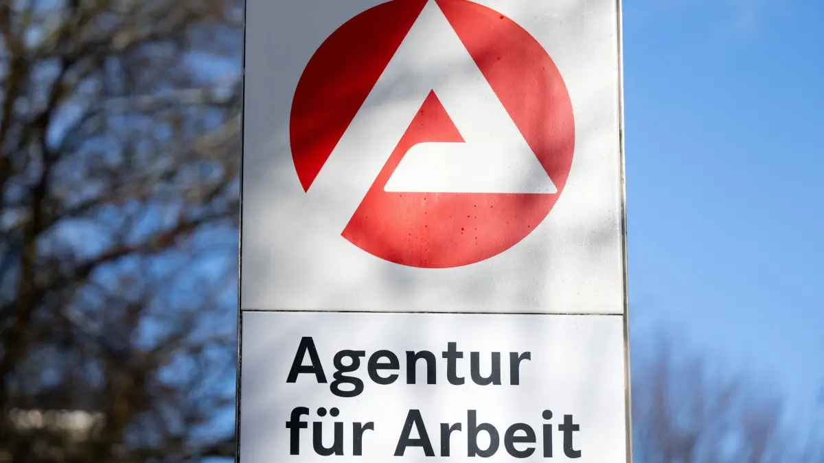 Arbeitsmarktdaten: Der Schriftzug „Agentur für Arbeit“ ist an einer Säule vor der Agentur für Arbeit zu sehen. (zu dpa: «So viele Arbeitslose wie seit 20 Jahren nicht mehr»)