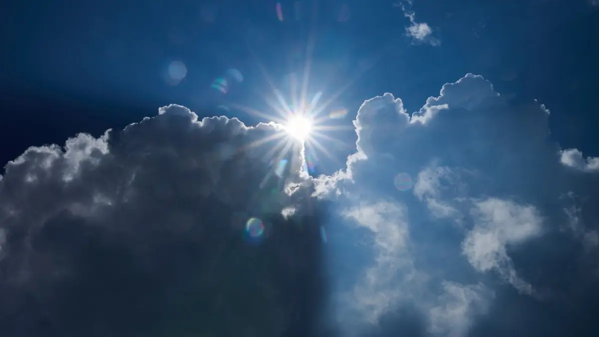 Wetter: ARCHIV - 11.07.2024, Berlin: Die Sonne scheint am Rand von dunklen Wolken. (zu dpa: «Nach sommerlicher Hitze kommt der Regen») Foto: Annette Riedl/dpa +++ dpa-Bildfunk +++