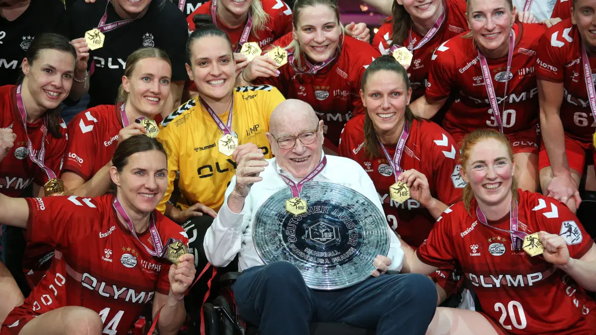BAU // 25.05.2024, Deutschland, Bietigheim, Handball 1. Bundesliga Frauen, SG BBM Bietigheim vs. HSG Blomberg-Lippe, Mäzen Eberhard Bezner mit Meisterschale und Mannschaft