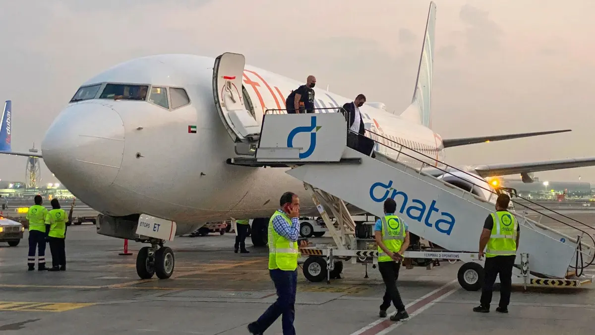 Flugvorfall im Nahen Osten: Israelische Touristen steigen aus einem Flugzeug der Fluggesellschaft FlyDubai, das vom Ben-Gurion-Flughafen in Tel Aviv gestartet war, auf dem Flughafen von Dubai aus. Ein Flugzeug auf dem Weg von den Vereinigten Arabischen Emiraten nach Tel Aviv hat nach israelischen Medienberichten ein Notfallsignal gesendet. (zu dpa: «Flydubai-Notlandung: Verdacht auf versuchten Absturz»)