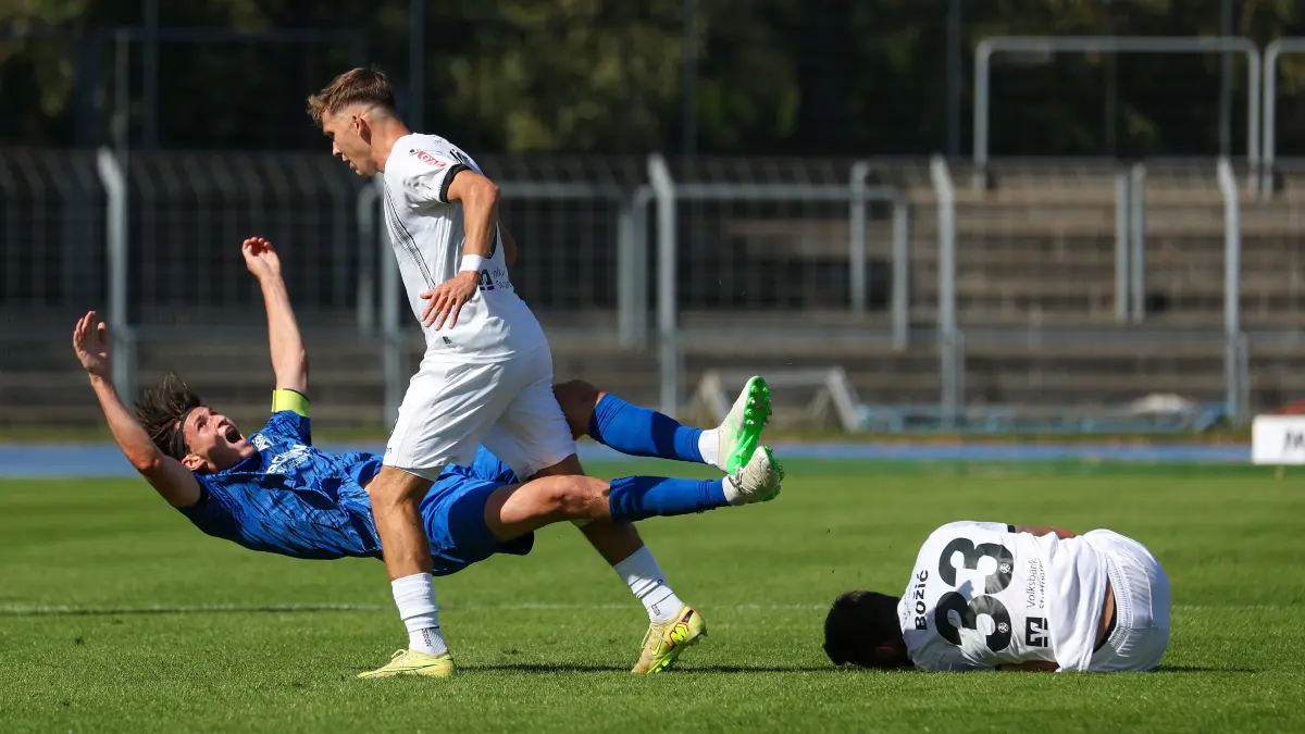BAU // 2026.09.26, Deutschland, Heilbronn Fußball SGV Heilbronn-Freiberg vs. SV Stuttgarter Kickers, Sebastian Müller (Kickers; Mitte) schubst Paul Polauke (Freiberg, links) um. Beide Spieler sehen danach die rote Karte