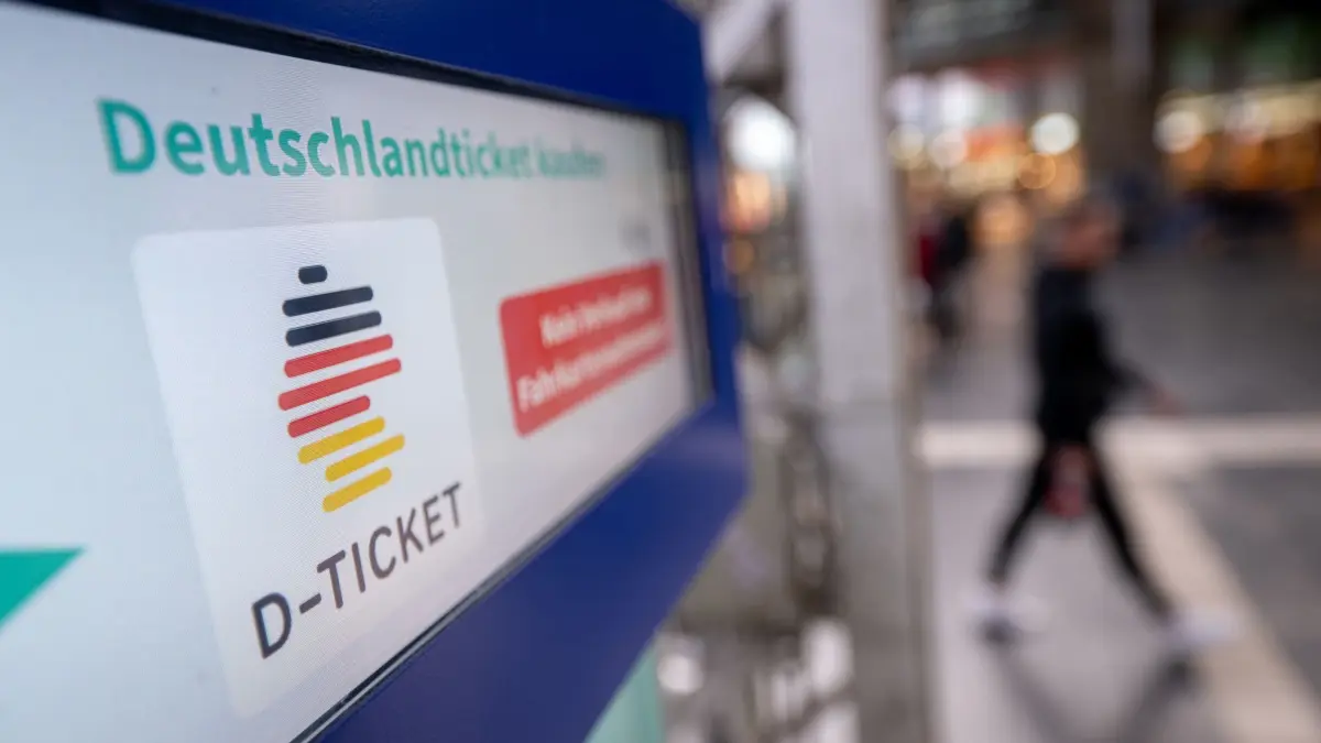 Deutschlandticket: ARCHIV - 01.05.2023, Hessen, Frankfurt/Main: Ein Hinweis für das Deutschlandticket steht auf einem Fahrkartenautomaten. In Mecklenburg-Vorpommern bekommen Azubis und Senioren vom Land einen noch einen Rabatt von monatlich 20 Euro. (zu dpa: «Steuerverschwendung? Sieben Fälle aus MV im Schwarzbuch») Foto: Sebastian Gollnow/dpa +++ dpa-Bildfunk +++