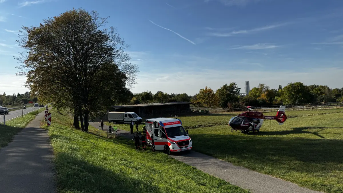 Großer Einsatz auf Gartengrundstück: 2 Personen offenbar durch Verpuffung schwer verletzt
