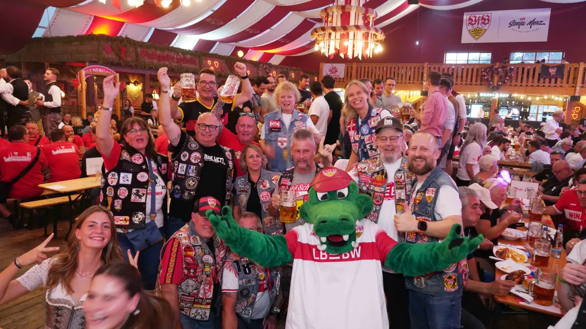 Stuttgart Cannstatter Volksfest volle Huette bei Sonja Merz diesmal der VFB Fanclub zu Gast auch Fritzle kam vobei. Gute Stimmung 1893 Hey hey 1893 Fanjubel. Foto Andreas Rosar Fotoagentur-Stuttgart 30.09.2026