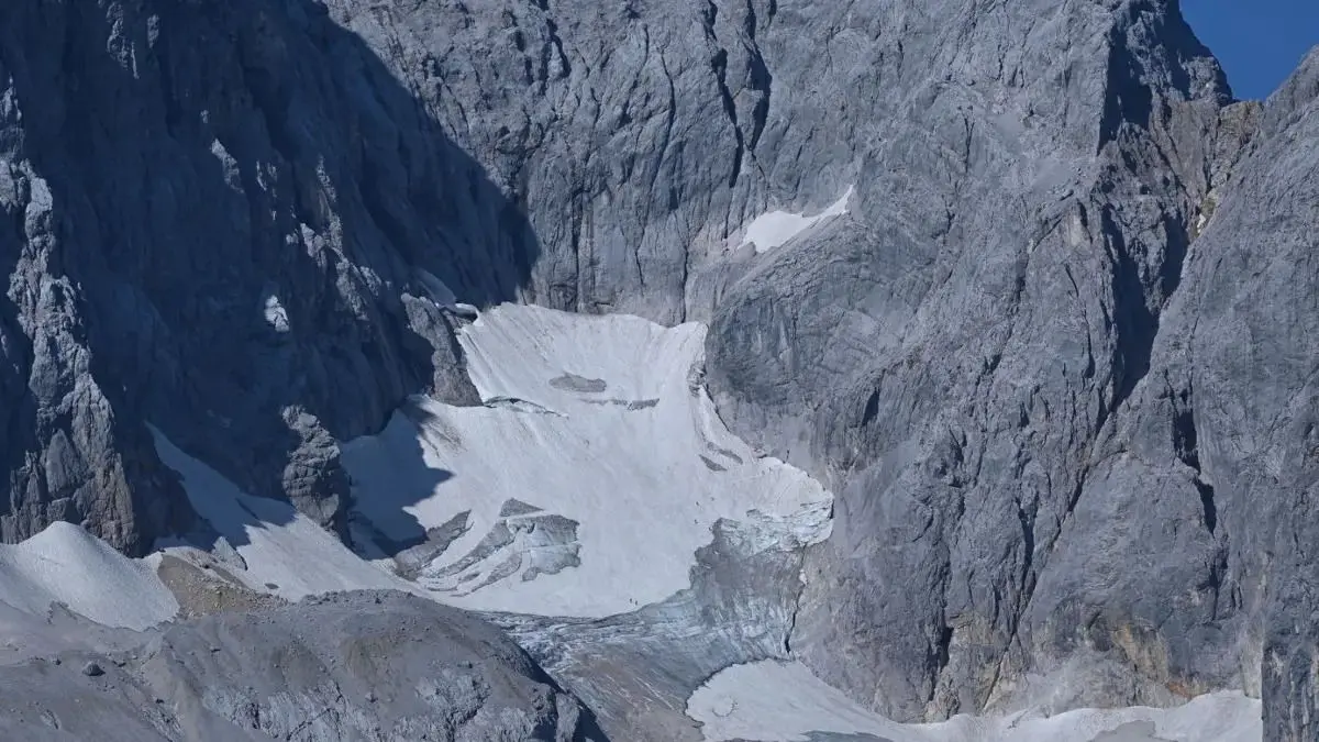 Geröll und Schneereste liegen auf dem Höllentalferner unterhalb der Zugspitze.