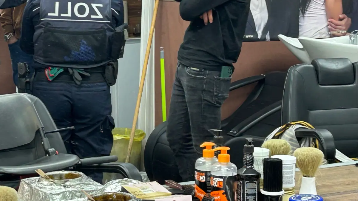 Razzia Finanzkontrolle Schwarzarbeit in Barbershop