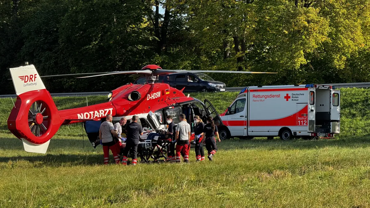 Großer Einsatz auf Gartengrundstück: 2 Personen offenbar durch Verpuffung schwer verletzt
