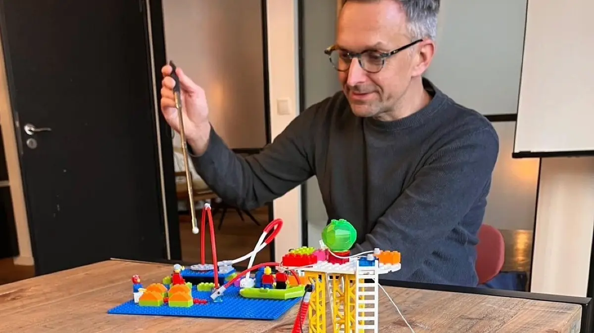 Prof. Holger Wunderlich mit LEGO® SERIOUS PLAY®