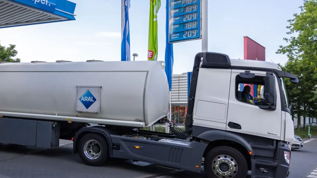 Senkung der Kraftstoffsteuern - Frankfurt am Main: ARCHIV - 01.06.2022, Hessen, Frankfurt/Main: Tanklaster an einer Ausfahrt einer Tankstelle. (zu dpa: «Nochmal Tankrabatt - Was Sie wissen müssen») Foto: Hannes P. Albert/dpa +++ dpa-Bildfunk +++