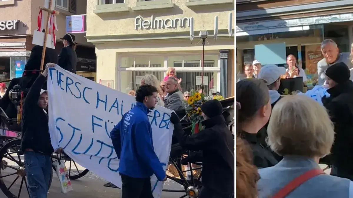 Tierschutz-Aktivisten halten beim Cannstatter Volksfestumzug ein Banner hoch. Kurz darauf greift Oberbürgermeister Frank Nopper vom Wagen aus ein.