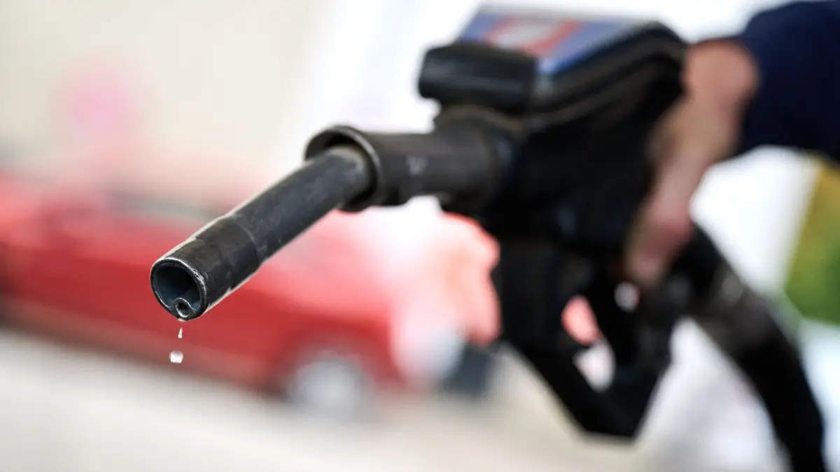 Tankrabatt tritt in Kraft: 01.10.2026, Bremen: Ein Tropfen hängt an der Zapfpistole. Vom 1. Oktober bis Ende Dezember 2026 wird die Energiesteuer auf Benzin und Diesel um rund 14 Cent je Liter gesenkt. Mit Mehrwertsteuer ergibt sich nach Angaben der Bundesregierung eine Entlastung von bis zu 17 Cent pro Liter. Foto: Sina Schuldt/dpa +++ dpa-Bildfunk +++
