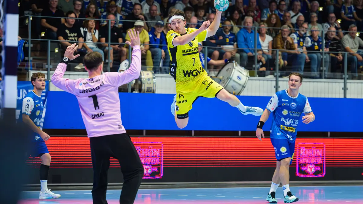 Matija Spikic ThSV Eisenach, 01, Kasper Thorsen Lien TVB Stuttgart, 07 im Wurf, Felix Aellen ThSV Eisenach, 22 GER, ThSV Eisenach gegen TVB Stuttgart, 1. Opel Handballbundesliga, Handball, 7. Spieltag, Saison 2026/2027, 19.00 Uhr, 01.10.2026 GER, ThSV Eisenach gegen TVB Stuttgart, 1. Opel Handballbundesliga, Handball, 7. Spieltag, Saison 2026/2027, 19.00 Uhr, 01.10.2026 Eisenach *** Matija Spikic ThSV Eisenach, 01 Kasper Thorsen Lien TVB Stuttgart, 07 on a throw Felix Aellen ThSV Eisenach, 22 GER, ThSV Eisenach vs. TVB Stuttgart, 1st Opel Handball Bundesliga, Handball, Matchday 7, 20262027 season, 7:00 p.m., October 1, 2026 GER, ThSV Eisenach vs. TVB Stuttgart, 1st Opel Handball Bundesliga, Handball, Matchday 7, 20262027 season, 7:00 p.m., October 1, 2026 Eisenach Copyright: xMartinxHerbstx