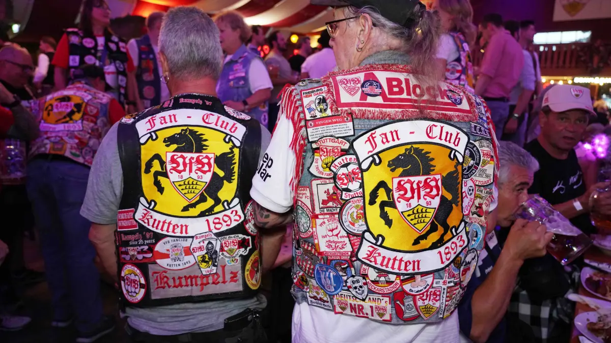 Stuttgart Cannstatter Volksfest volle Huette bei Sonja Merz diesmal der VFB Fanclub zu Gast auch Fritzle kam vobei. Gute Stimmung 1893 Hey hey 1893 Fanjubel. Foto Andreas Rosar Fotoagentur-Stuttgart 30.09.2026