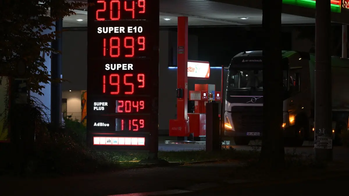 Tankrabatt tritt in Kraft: 01.10.2026, Sachsen, Dresden: Kraftstoffpreise stehen auf der Preistafel einer Tankstelle. Vom 1. Oktober bis Ende Dezember 2026 wird die Energiesteuer auf Benzin und Diesel um rund 14 Cent je Liter gesenkt. Mit Mehrwertsteuer ergibt sich nach Angaben der Bundesregierung eine Entlastung von bis zu 17 Cent pro Liter. Foto: Robert Michael/dpa +++ dpa-Bildfunk +++