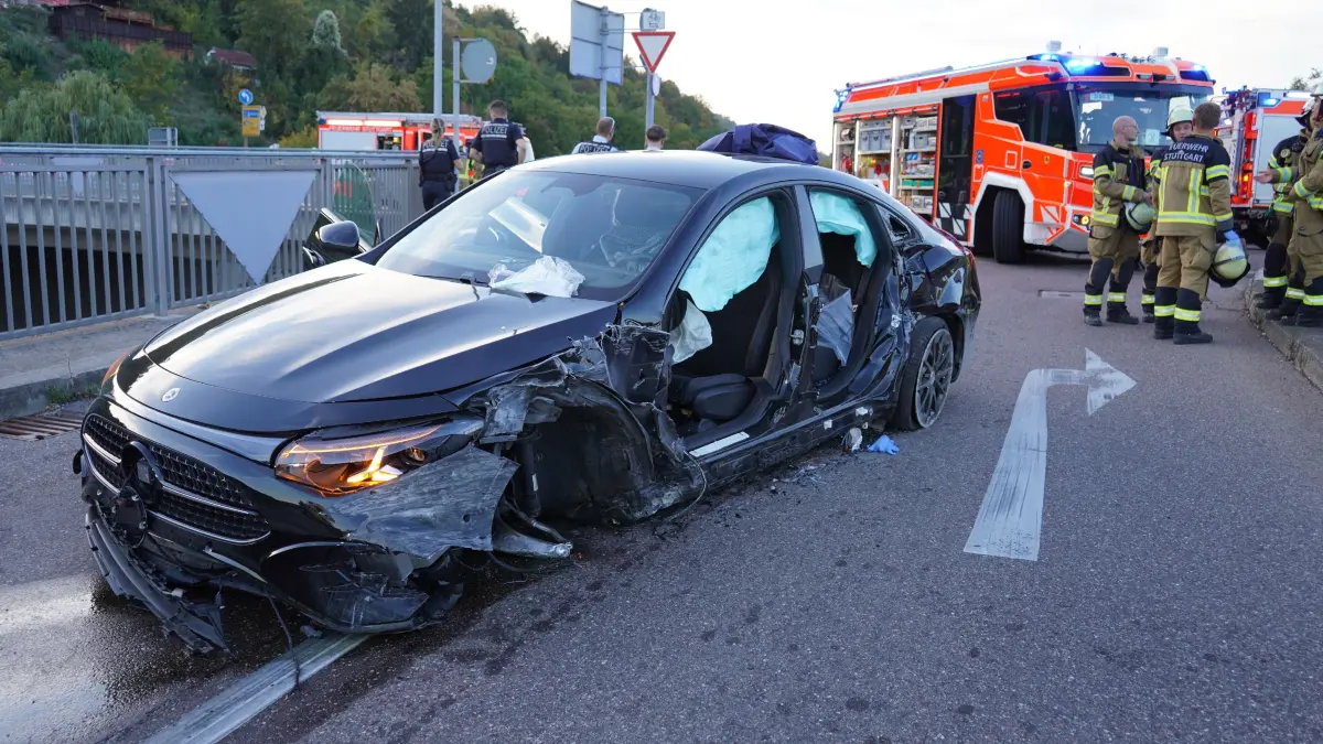 Schwerer Verkehrsunfall auf der B10 bei Stuttgart-Hedelfingen<br />
<br />
Mercedes kommt von der Fahrbahn ab und durchbricht Leitplanke – Fahrer schwer verletzt<br />
<br />
30. September 2026 – Stuttgart-Hedelfingen. Gegen 18:20 Uhr ereignete sich auf der B10 in Fahrtrichtung Stuttgart ein schwerer Verkehrsunfall. Nach ersten Informationen war ein Mercedes CLA 220 von Esslingen kommend in Richtung Stuttgart unterwegs.<br />
<br />
Aus bislang ungeklaerter Ursache geriet der Mercedes ins Schleudern, kam von der Fahrbahn ab und durchbrach eine Leitplanke im Bereich der Ausfahrt zur Hafenbahnstrasse in Stuttgart-Hedelfingen. Der genaue Unfallhergang sowie die Ursache sind derzeit Gegenstand der polizeilichen Ermittlungen. Ob eine nicht angepasste Geschwindigkeit eine Rolle spielte, ist bislang nicht abschliessend geklaert.<br />
<br />
Der Fahrer wurde bei dem Unfall schwer verletzt und im Fahrzeug eingeschlossen. Einsatzkraefte der Feuerwehr mussten den Mann aus dem Fahrzeug befreien. Anschliessend wurde er durch den Rettungsdienst medizinisch versorgt und zur weiteren Behandlung in ein Krankenhaus gebracht.<br />
<br />
Die Ausfahrt in Richtung Hafenbahnstrasse ist derzeit gesperrt. Die Polizei hat die Unfallaufnahme aufgenommen. Im Anschluss soll das beschaedigte Fahrzeug durch einen Abschleppdienst geborgen werden.<br />
<br />
Waehrend der Einsatz- und Bergungsarbeiten kann es im Bereich der Unfallstelle zu Verkehrsbehinderungen kommen.<br />
<br />
Weitere Informationen zum Unfallhergang liegen derzeit noch nicht vor.