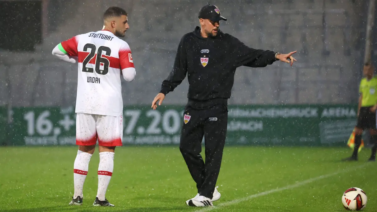 Fußball VfB Stuttgart vs. SpVgg Greuther Fürth: BAU // 2026.10.01, Deutschland, Aspach Fußball VfB Stuttgart vs. SpVgg Greuther Fürth, v.l. Deniz Undav, Trainer Sebastian Hoeneß (VfB)