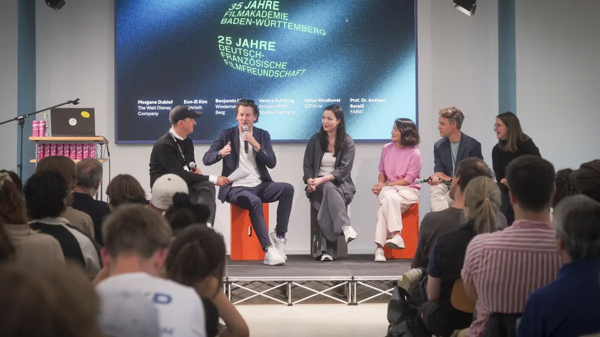 Streaming: Ludwigsburg - Das Who-is-who der Film-AK-Alumnis trifft sich am Donnerstag in Ludwigsburg und spricht über das Streaming Business.. Auf der Bühne: Andreas Bareiß , Benjamin Munz , Wiedemann & Berg , Verena Schilling , Amazon, Eun-Zi Kim , X-Verleih , Julius Windhorst , ZDF , Morgane Dubief , Walt Disney Cmpany
