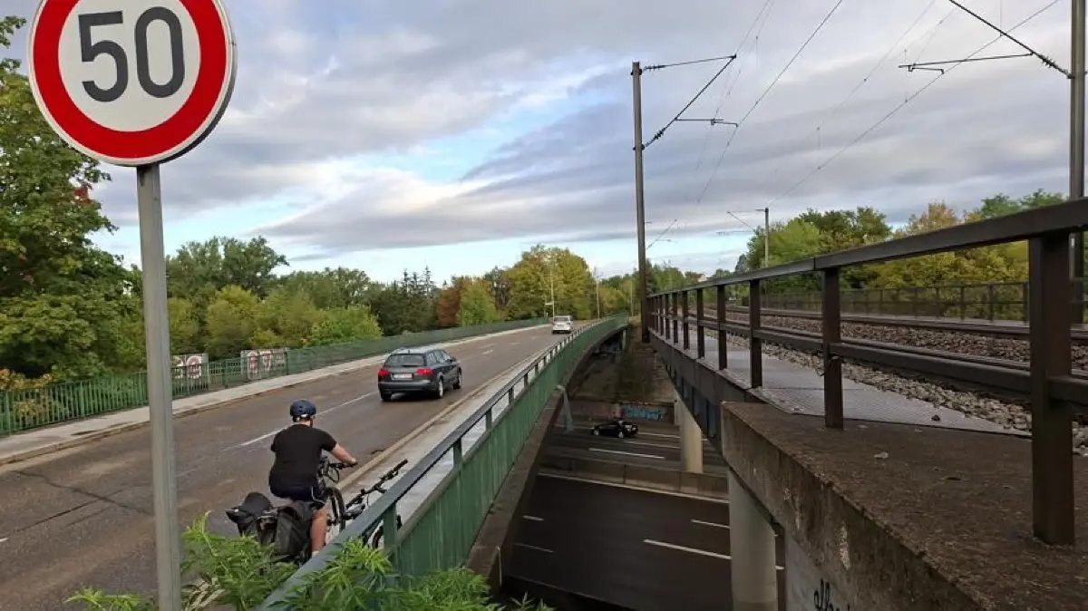 Die Brücke über der B 14 bei Rommelshausen muss ab 2028 aufwenig saniert werden.
