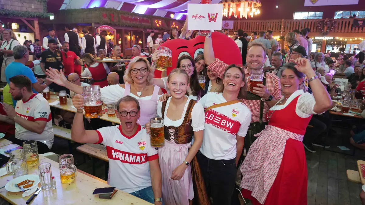 Stuttgart Cannstatter Volksfest volle Huette bei Sonja Merz diesmal der VFB Fanclub zu Gast auch Fritzle kam vobei. Gute Stimmung 1893 Hey hey 1893 Fanjubel. Foto Andreas Rosar Fotoagentur-Stuttgart 30.09.2026
