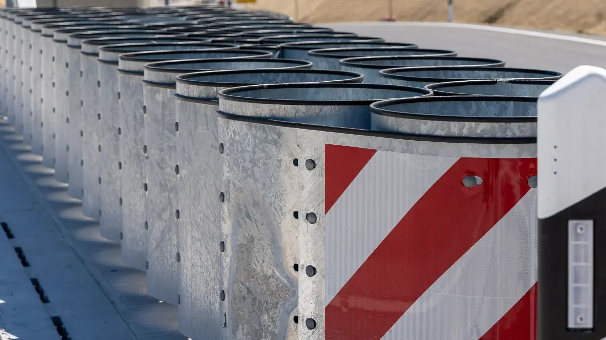 Ein Anpralldaempfer als Schutzeinrichtung bei einer Verkehrsausfahrt,
Vollsperrung der A81, Pressetermin am Baustellencontainer der Projektgesellschaft DEGES, 10.05.2025,
Foto: Eibner-Pressefoto/Edward Cheung