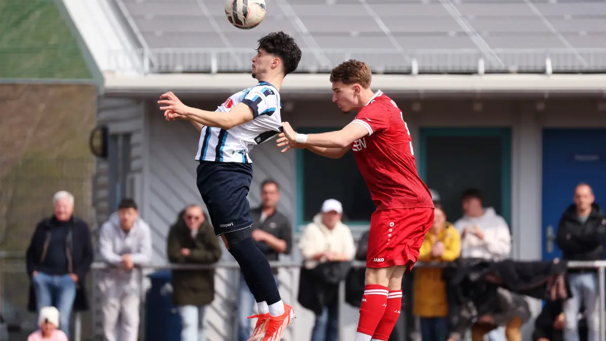 BAU // 21.03.2026, Deutschland, Stuttgart, Fußball U 17 Bundesliga,
SV Stuttgarter Kickers U17 vs. VfB Stuttgart U17, v.l. Gianni Francesco Miolla (Kickers), Tom Brenner (VfB)
