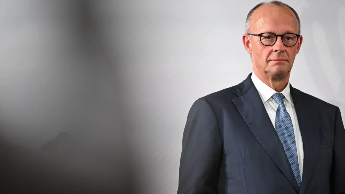 Bundeskanzler Friedrich Merz (CDU): 01.10.2026, Nordrhein-Westfalen, Münster: Bundeskanzler Friedrich Merz (CDU)
steht nach seiner Laudatio bei der Verleihung des internationalen Preises des Westfälischen Friedens 2026 auf der Bühne. (zu dpa: «Merz im Rekordtief – Nur 10 Prozent zufrieden mit Kanzler») Foto: Fabian Strauch/dpa +++ dpa-Bildfunk +++