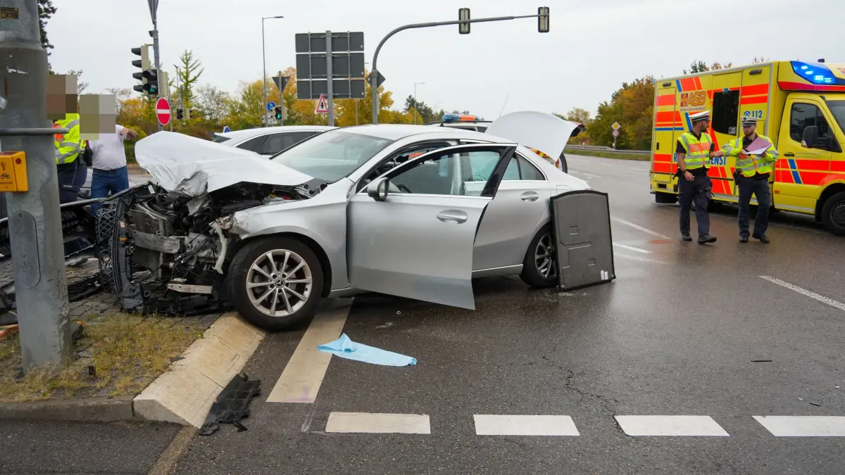 Am Donnerstagmittag kam es auf der Herrenberger Strasse in Boeblingen zu einem Verkehrsunfall zwischen einem Lkw und einem Mercedes.<br />
Nach ersten Informationen der Polizei befuhr der Lkw die Herrenberger Strasse in Richtung Ehningen. An der Kreuzung missachtete der Fahrer mutmasslich das fuer ihn geltende Rotlicht der Ampelanlage. Im Kreuzungsbereich kam es daraufhin zur Kollision mit einem Mercedes, der aus der Schickhardtstrasse kommend in den Kreuzungsbereich einfuhr.<br />
Durch die Wucht des Aufpralls wurde der Mercedes herumgeschleudert und prallte anschliessend gegen ein Strassenschild. Eine Person wurde bei dem Unfall leicht verletzt und vom Rettungsdienst versorgt.<br />
Der Mercedes war nach dem Unfall nicht mehr fahrbereit und musste abgeschleppt werden. Waehrend der Unfallaufnahme regelte die Polizei den Verkehr und leitete die Fahrzeuge an der Unfallstelle vorbei.