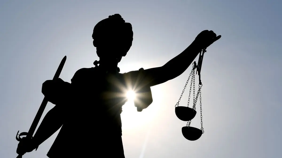 Justizia im Gegenlicht: Die Göttin Justitia im Gegenlicht auf dem Gerechtigkeitsbrunnen in Frankfurt am Main. (zu dpa: «Nach Tod von Kind: Mehr als 13 Jahre Haft für Narkosearzt»)