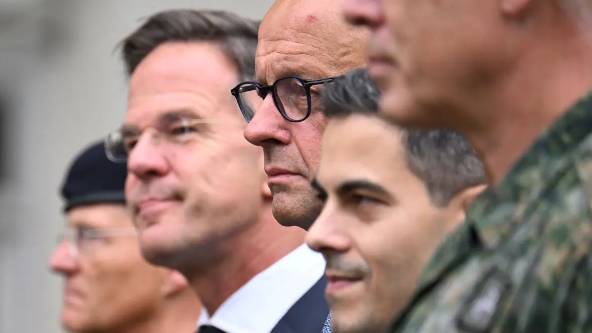 Bundeskanzler Merz besucht Deutsch-Niederländisches Corps: 01.10.2026, Nordrhein-Westfalen, Münster: NATO-Generalsekretär Mark Rutte (2.v.l.), Bundeskanzler Friedrich Merz (M, CDU) und der niederländische Premierminister Rob Jetten (2.v.r.) beim Besuch des Deutsch-Niederländische Corps. Geplant sind neben den militärischen Ehrungen auch ein Treffen mit Soldatinnen und Soldaten und ein gemeinsames Statement. Foto: Federico Gambarini/dpa +++ dpa-Bildfunk +++
