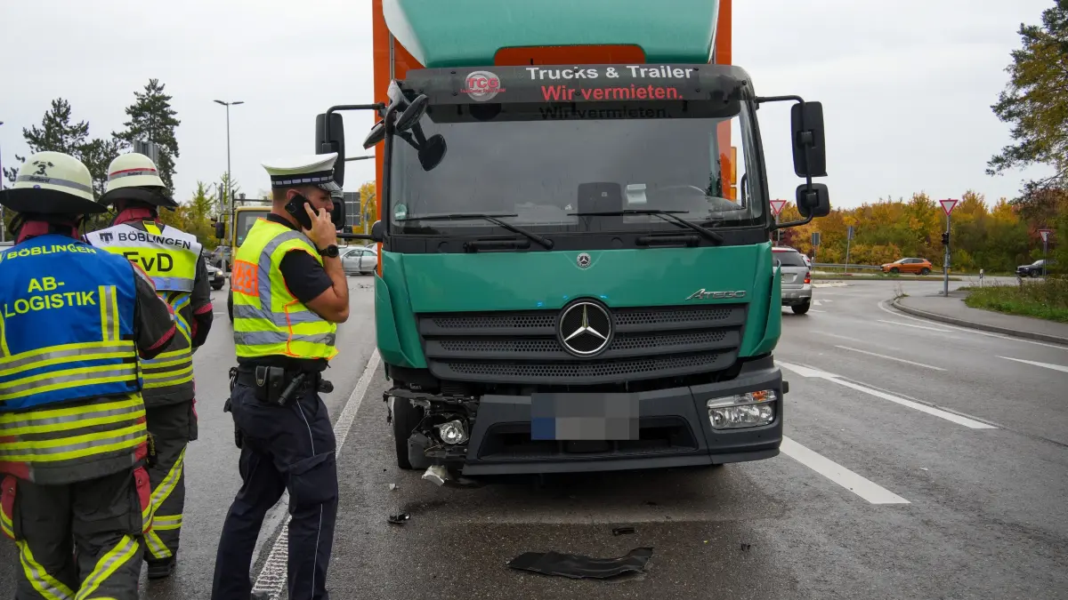 Am Donnerstagmittag kam es auf der Herrenberger Strasse in Boeblingen zu einem Verkehrsunfall zwischen einem Lkw und einem Mercedes.<br />
Nach ersten Informationen der Polizei befuhr der Lkw die Herrenberger Strasse in Richtung Ehningen. An der Kreuzung missachtete der Fahrer mutmasslich das fuer ihn geltende Rotlicht der Ampelanlage. Im Kreuzungsbereich kam es daraufhin zur Kollision mit einem Mercedes, der aus der Schickhardtstrasse kommend in den Kreuzungsbereich einfuhr.<br />
Durch die Wucht des Aufpralls wurde der Mercedes herumgeschleudert und prallte anschliessend gegen ein Strassenschild. Eine Person wurde bei dem Unfall leicht verletzt und vom Rettungsdienst versorgt.<br />
Der Mercedes war nach dem Unfall nicht mehr fahrbereit und musste abgeschleppt werden. Waehrend der Unfallaufnahme regelte die Polizei den Verkehr und leitete die Fahrzeuge an der Unfallstelle vorbei.