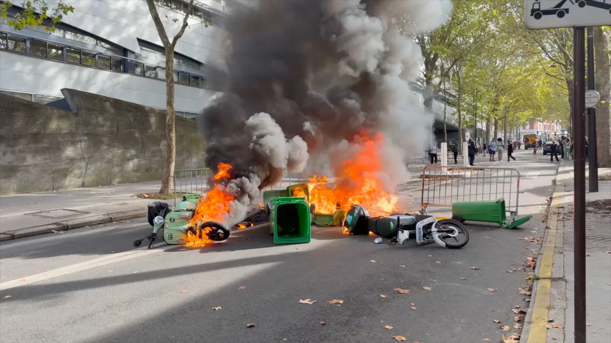 Brennende Mülltonnen in Paris nahe der Diderot vocational High School.