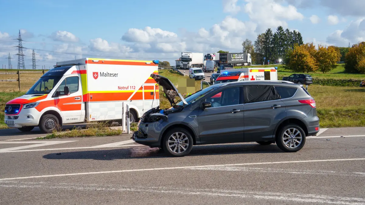 Am Freitagmittag kam es auf der B464 bei Sindelfingen-Maichingen zu einem schweren Verkehrsunfall mit drei beteiligten Fahrzeugen. Nach ersten Informationen musste der Fahrer eines Skoda aufgrund des stockenden Verkehrs abbremsen. Dies bemerkte der Fahrer eines Mercedes-Transporters offenbar zu spaet und fuhr dem Skoda mit erheblicher Wucht ins Heck. Durch die Kollision wurde der Skoda mehrere Meter nach vorne geschleudert.<br />
<br />
Der hinter dem Transporter fahrende Ford-Fahrer konnte dem Unfallgeschehen ebenfalls nicht mehr ausweichen und prallte mit voller Wucht in das Heck des Mercedes-Transporters.<br />
<br />
Bei dem Unfall wurden insgesamt drei Personen verletzt. Eine Person erlitt schwere Verletzungen und musste mit einem Rettungshubschrauber in eine Stuttgarter Klinik geflogen werden.<br />
<br />
Fuer die Rettungs- und Bergungsarbeiten musste die B464 in Fahrtrichtung Renningen laengere Zeit vollstaendig gesperrt werden. Waehrend der Landung des Rettungshubschraubers wurde die Bundesstrasse voruebergehend in beide Fahrtrichtungen gesperrt.<br />
<br />
Der Mercedes-Transporter sowie der Ford waren nach dem Unfall nicht mehr fahrbereit und mussten abgeschleppt werden. Die Polizei hat die Ermittlungen zur genauen Unfallursache aufgenommen.