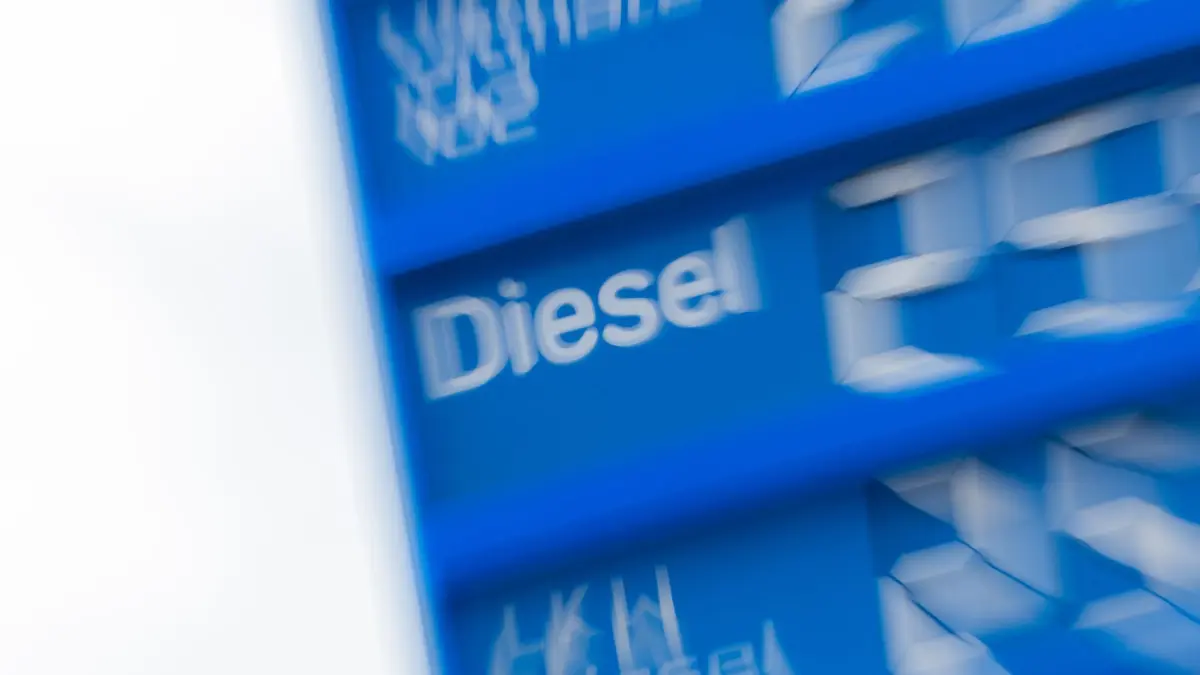 Kraftstoffpreise: Die aktuellen Kraftstoffpreise werden an der Anzeigetafel einer Tankstelle angezeigt. (zu dpa: «Erwogener US-Diesel-Exportstopp stößt in EU auf Ablehnung»)