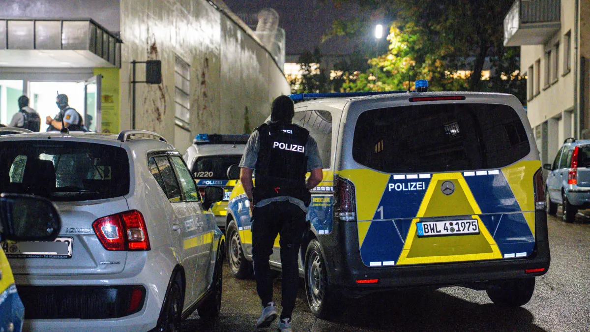 Polizisten stehen am Donnerstagabend am Eingang der Abschiebungshafteinrichtung in der Pforzheimer Oststadt.