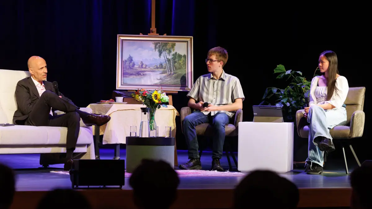 Peter Leibinger: Maichingen, "Deutschlands Wirtschaft schafft sich ab... oder erfindet sie sich neu?" Diese Frage beantwortet BDI-Chef Peter Leibinger bei den "Unterriedener Couchgesprächen" Schülern des Gymnasiums Unterrieden Sindelfingen;