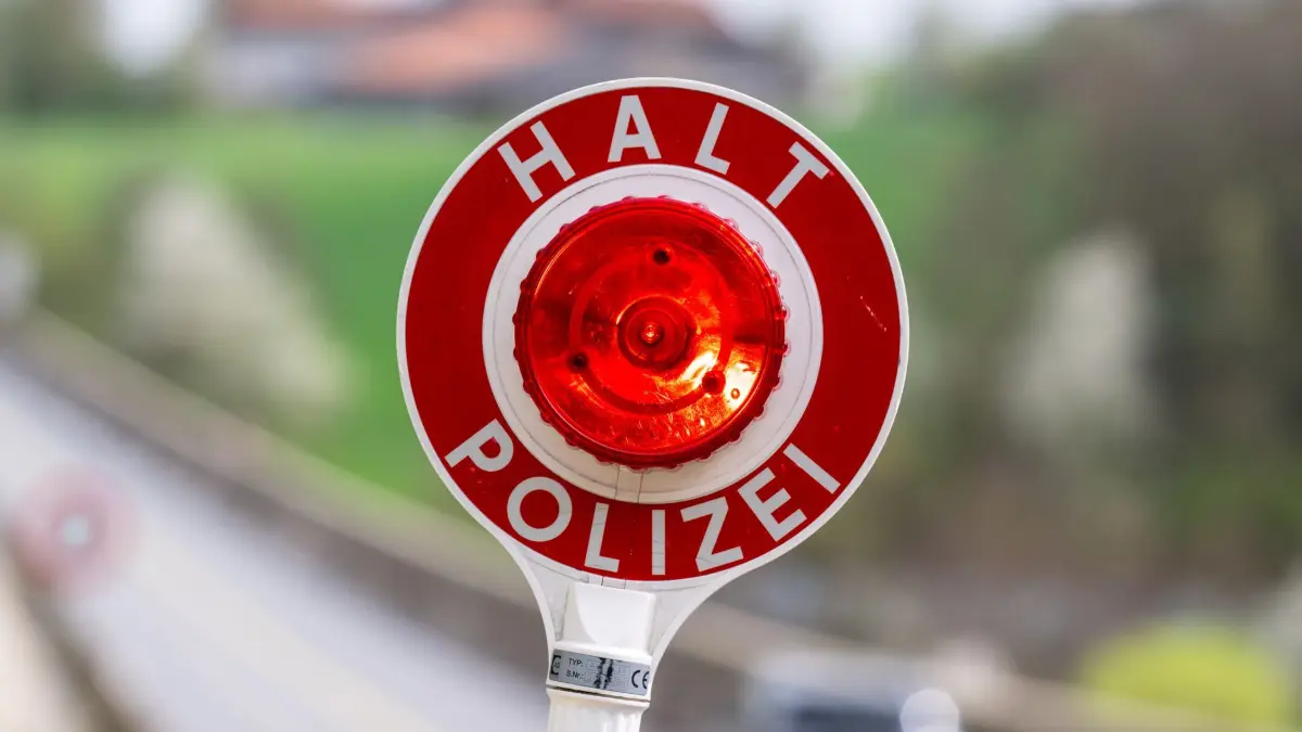Polizei Verkehrskontrolle: Eine Kelle mit der Aufschrift «Halt Polizei» wird während einer Verkehrskontrolle hochgehalten. (zu dpa: «Ermittlungen nach illegaler Einfuhr von Feuerwerkskörpern»)
