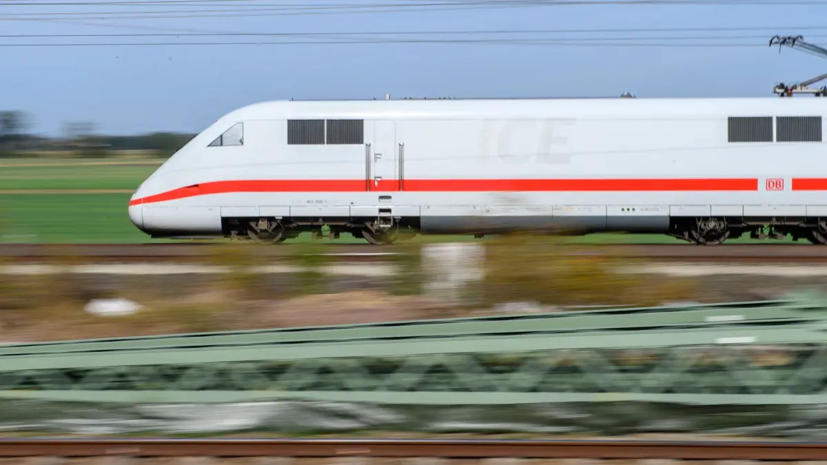 Beginn der Bahn-Bauarbeiten zwischen Hannover und Berlin: Ein ICE rollt nahe des Bahnhofs Schönhausen an Oberleitungsmasten vorbei. Die "DB InfraGO" startet am 2. Oktober 2026 mit den Bauarbeiten entlang der Ost-West-Achse zwischen Hannover und Berlin. In den kommenden Monaten wird auf der Schnellfahrstrecke östlich und westlich von Stendal die Feste Fahrbahn erneuert. Gleichzeitig wird die Elektrifizierung der parallel verlaufenden Lehrter Stammbahn weitergebaut. (zu dpa: «Bahnstrecke Hannover-Berlin seit dem Morgen gesperrt»)