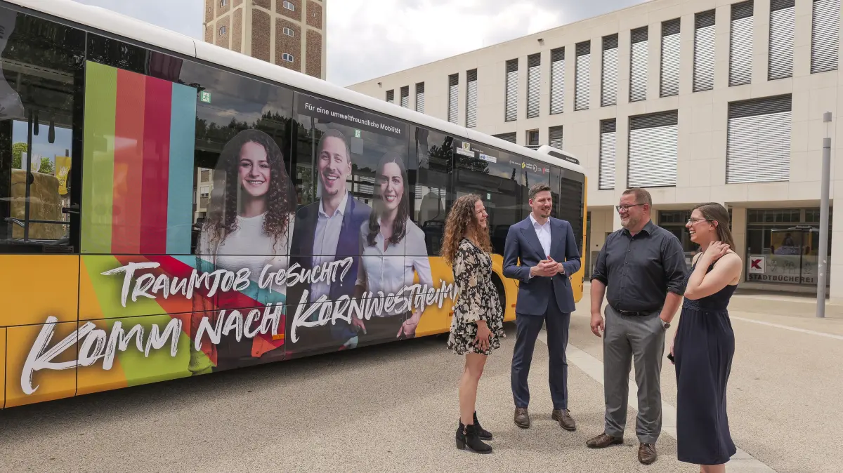Kornwestheim - Kommunen und Mitarbeitergewinnung: Kornwestheim stellt seine Kampagne vor. Im Bild v l n r: Leyla Salcin, Janis Schickardt , Bürgermeister Nico Lauxmann und Sina Schüssler