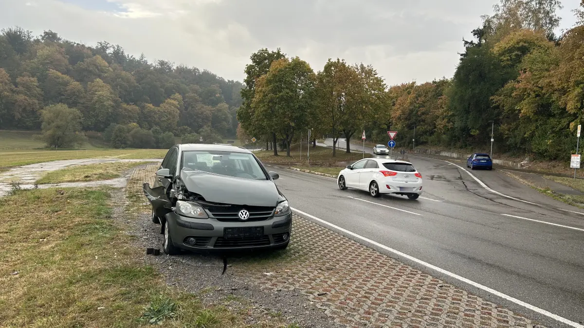Seit Tagen steht dieser Golf am Fahrbandrand am Abzweig zum Döffinger Kapellenberg.