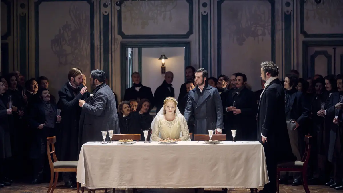 Björn Bürger (Enrico), Charles Sy (Arturo), Chelsea Lehnea (Lucia), Ilia Skvirskii (Normanno), Adam Palka (Raimondo) und Staatsopernchor Stuttgart 2026 in Lucia di Lammermoor.