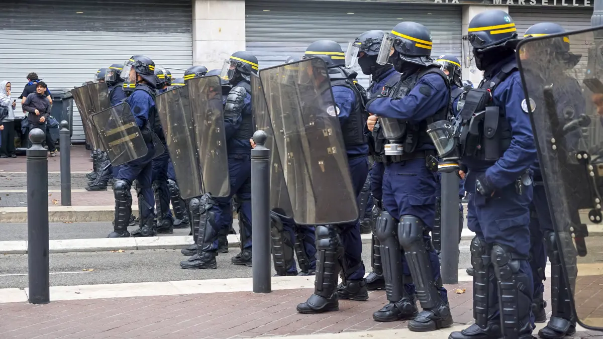 Die "Staatsmacht" demonstriert in Marseille Stärke.