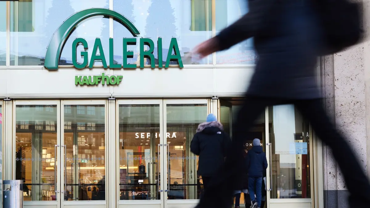 Galeria in Berlin: Passanten gehen an dem Eingang einer Filiale von Galeria Karstadt Kaufhof vorbei. (zu dpa: «Galeria stellt abermals Insolvenzantrag»)