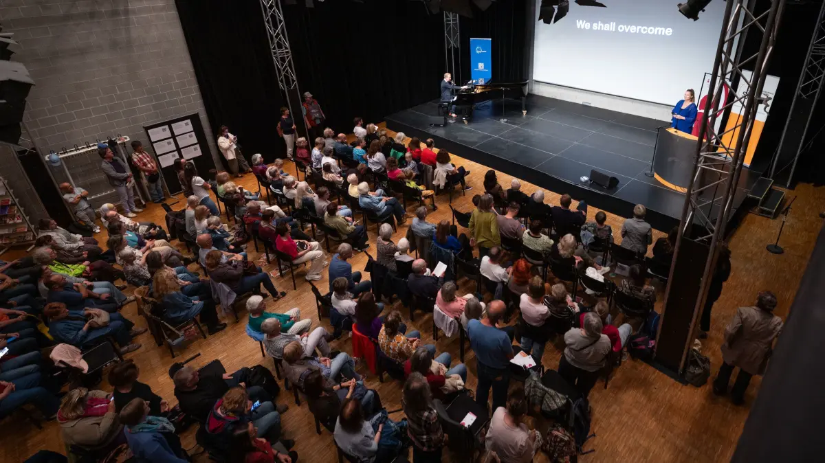Lange Nacht der Demokratie: Stuttgart, Baden-Württemberg, 02.10.2026:
Lange Nacht der Demokratie: Die vhs stuttgart lädt zum Mitsingkonzert mit Patrick Bopp und Marie Louise ein.
Notiz: No model release. Kein Einverständnis für Werbung, keine Weitergabe an Dritte.