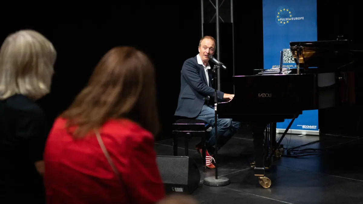 Lange Nacht der Demokratie: Stuttgart, Baden-Württemberg, 02.10.2026:
Lange Nacht der Demokratie: Die vhs stuttgart lädt zum Mitsingkonzert mit Patrick Bopp und Marie Louise ein.
Im Bild: Patrick Bopp
Notiz: No model release. Kein Einverständnis für Werbung, keine Weitergabe an Dritte.
