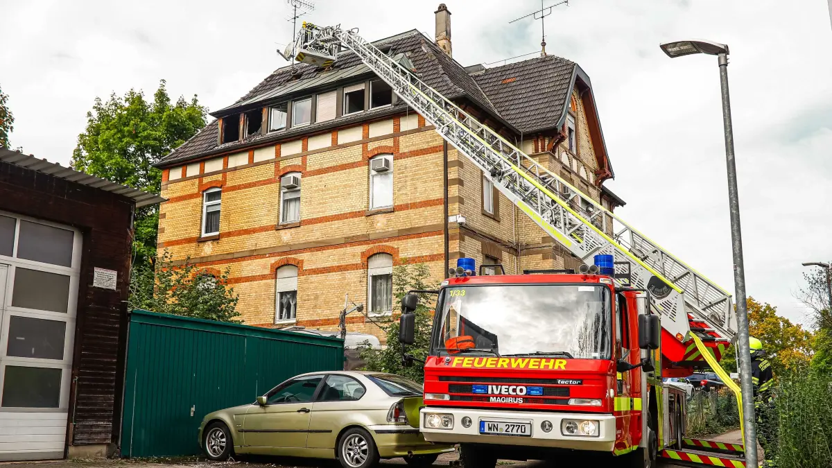 Dachgeschossbrand fordert Feuerwehreinsatz in Schorndorf