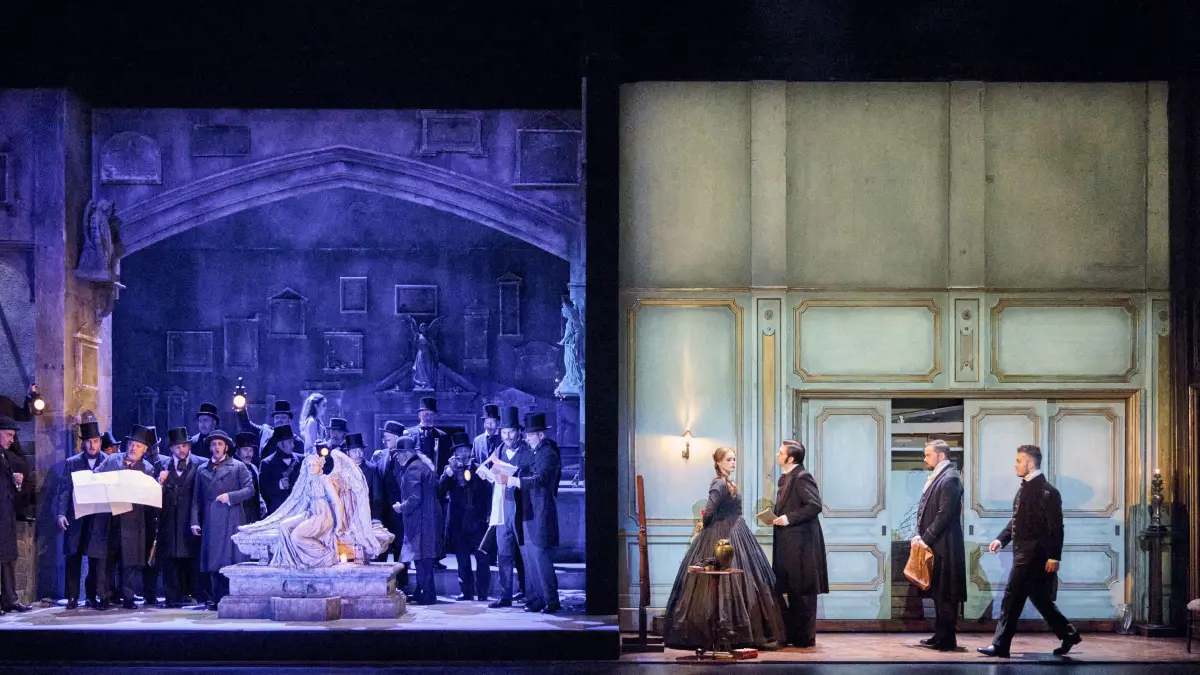 Chelsea Lehnea als Lucia, Johannes Kammler als Enrico, Adam Palka als Raimondo, Ilia Skvirskii als Normanno neben dem Staatsopernchor.